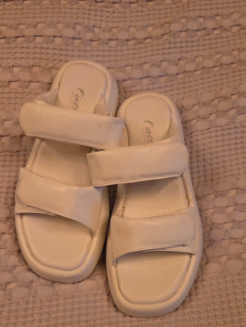 Lintervalle White Padded Strap Slide Sandals Size 8